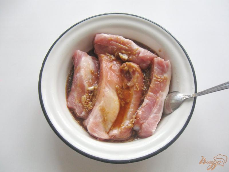 Фото приготовление рецепта: Свиные ребрышки в духовке шаг №4