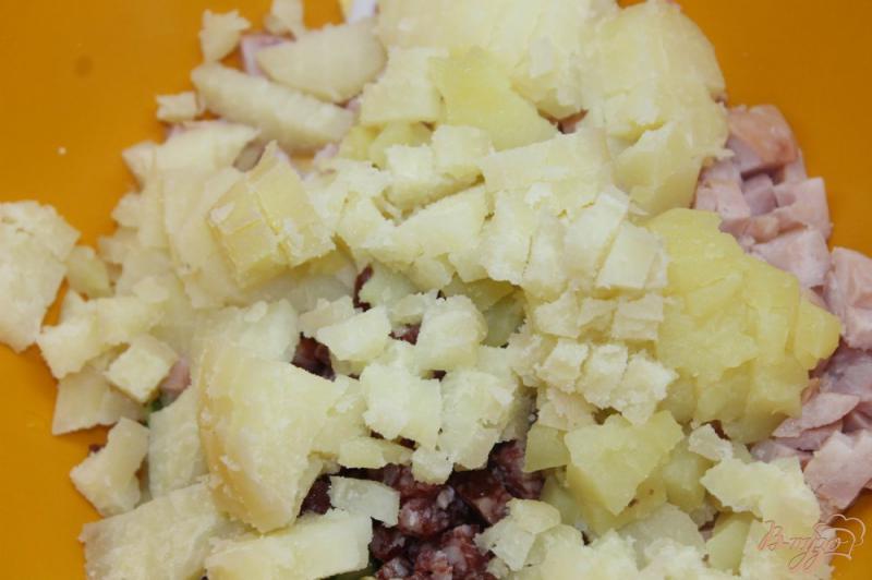 Фото приготовление рецепта: Салат с двумя видами колбасы шаг №4