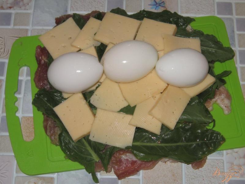Фото приготовление рецепта: Мясной рулет с яйцом, сыром и щавелем шаг №6