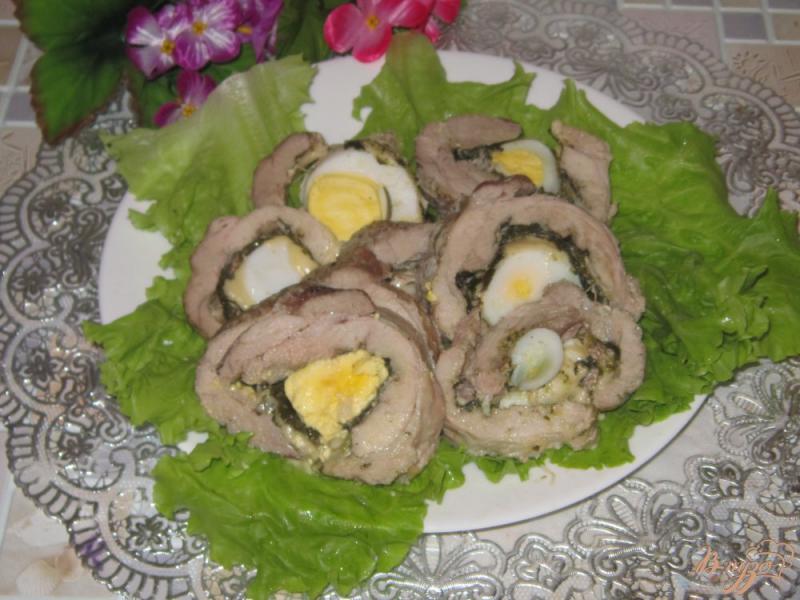 Фото приготовление рецепта: Мясной рулет с яйцом, сыром и щавелем шаг №10