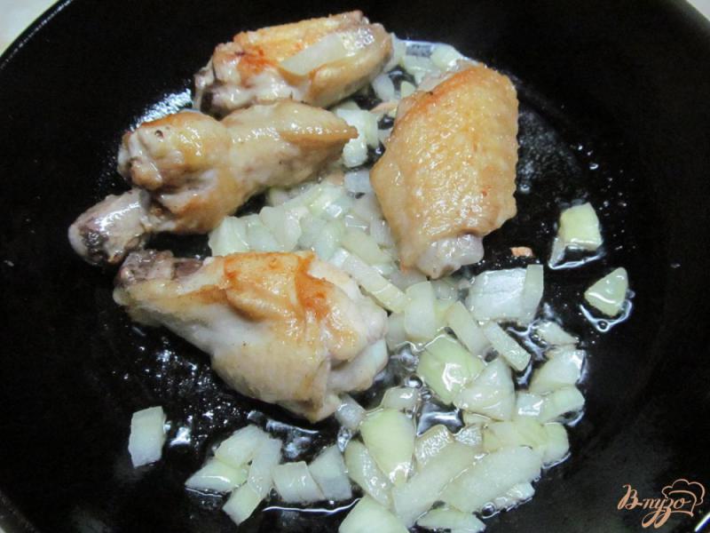 Фото приготовление рецепта: Сырные куриные крылья с рисом и брокколи шаг №2