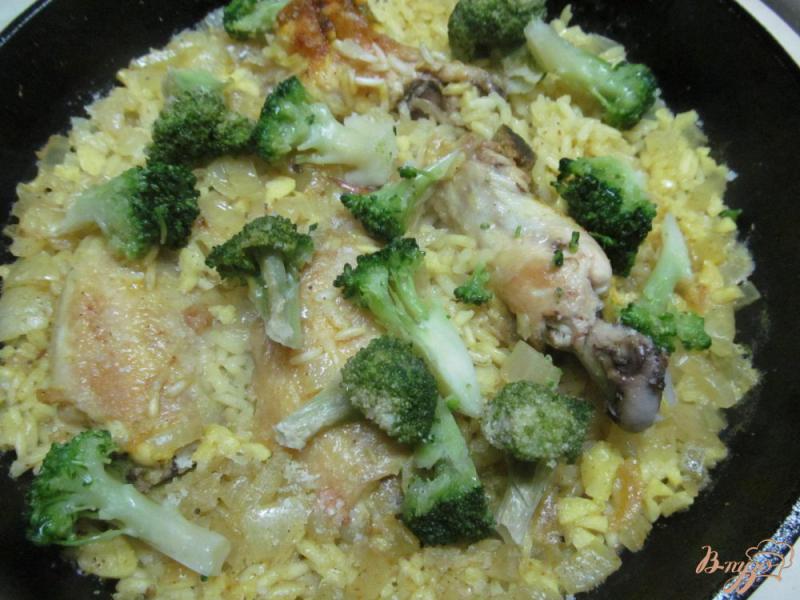 Фото приготовление рецепта: Сырные куриные крылья с рисом и брокколи шаг №6