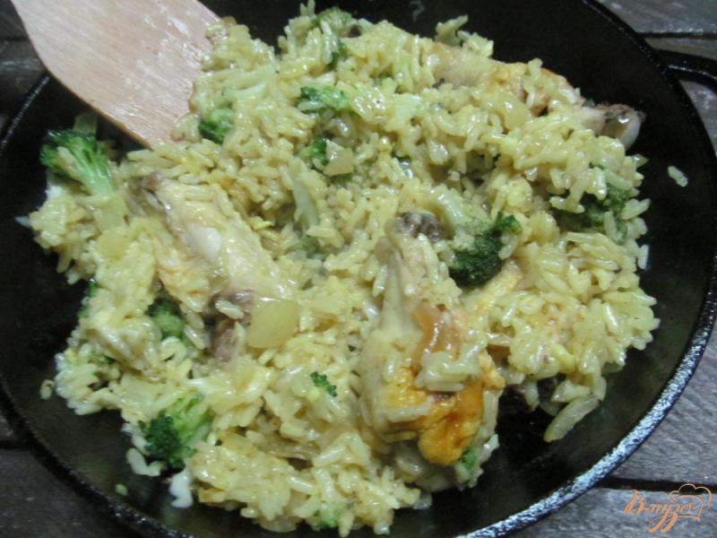 Фото приготовление рецепта: Сырные куриные крылья с рисом и брокколи шаг №8