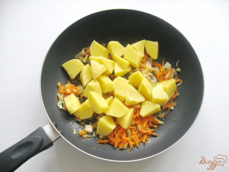 Фото приготовление рецепта: Тушеная капуста с картофелем и зеленым горошком шаг №3