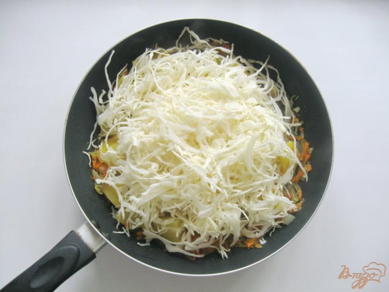 Фото приготовление рецепта: Тушеная капуста с картофелем и зеленым горошком шаг №4