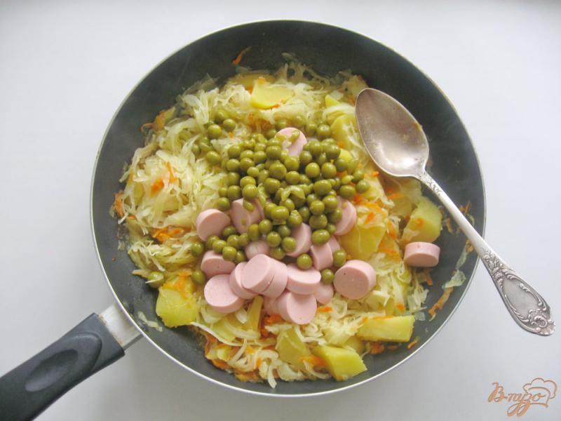 Фото приготовление рецепта: Тушеная капуста с картофелем и зеленым горошком шаг №6