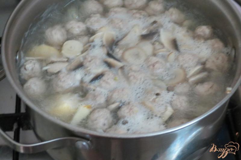 Фото приготовление рецепта: Суп с фрикадельками, шампиньонами и лапшой шаг №8