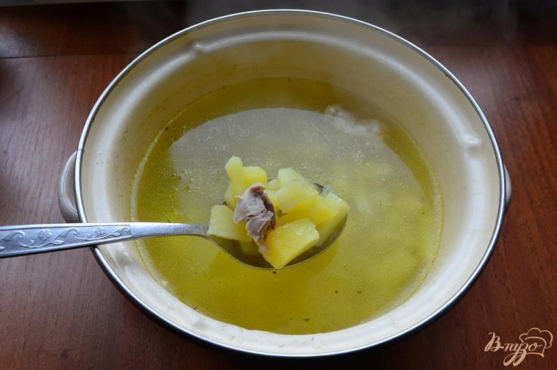 Фото приготовление рецепта: Куриный суп с колбасой, макаронами и консервированным горошком шаг №4