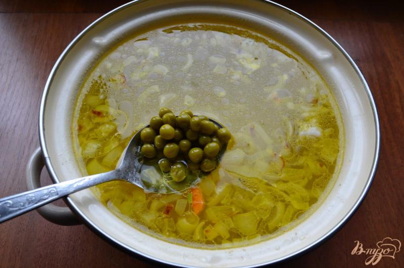 Фото приготовление рецепта: Куриный суп с колбасой, макаронами и консервированным горошком шаг №5