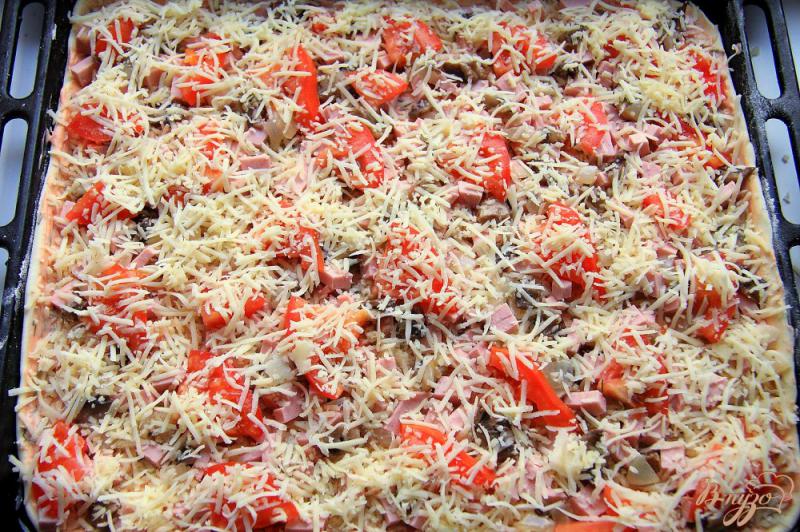 Фото приготовление рецепта: Пицца на слоеном тесте с колбасой, грибами и помидорами шаг №11