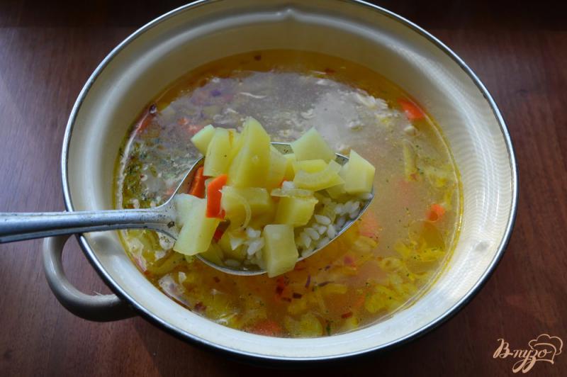 Фото приготовление рецепта: Суп с рыбными консервами и рисом шаг №6