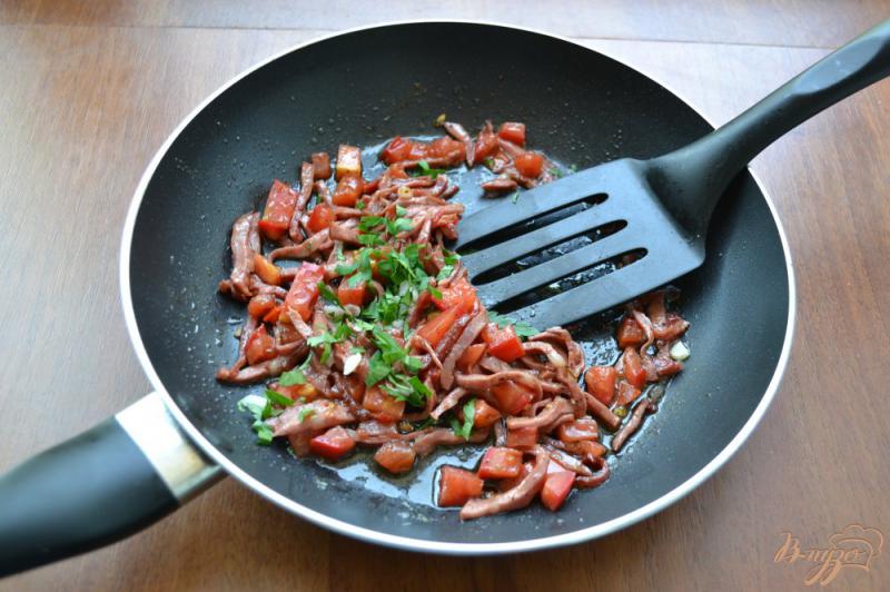 Фото приготовление рецепта: Лапша с колбасой и помидорами в яично-сырной заливке шаг №3