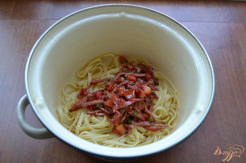 Фото приготовление рецепта: Лапша с колбасой и помидорами в яично-сырной заливке шаг №6