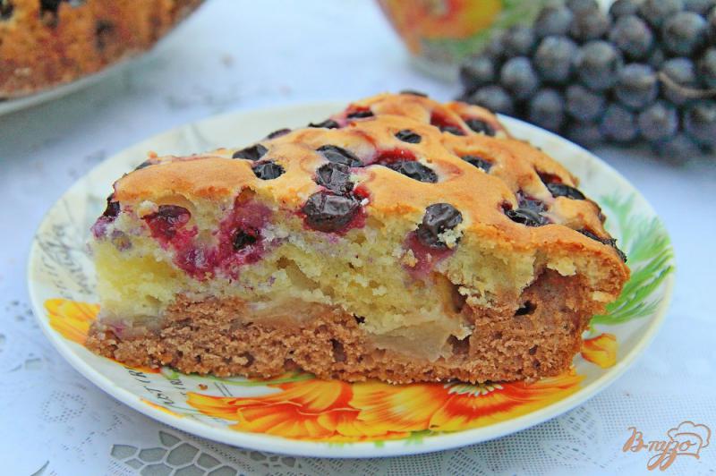 Фото приготовление рецепта: Двухслойный пирог с виноградом и яблоками шаг №9