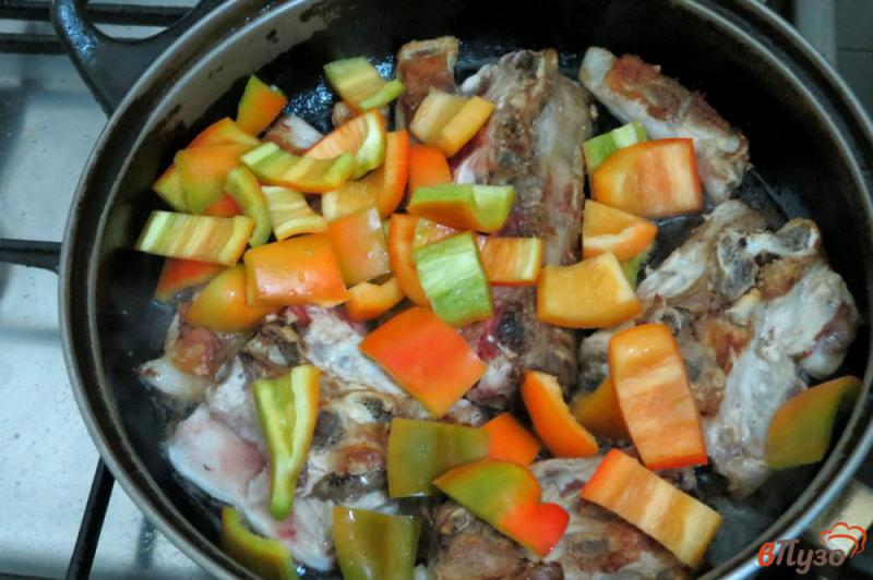 Фото приготовление рецепта: Свиные рёбра с овощами (на сковороде) шаг №5