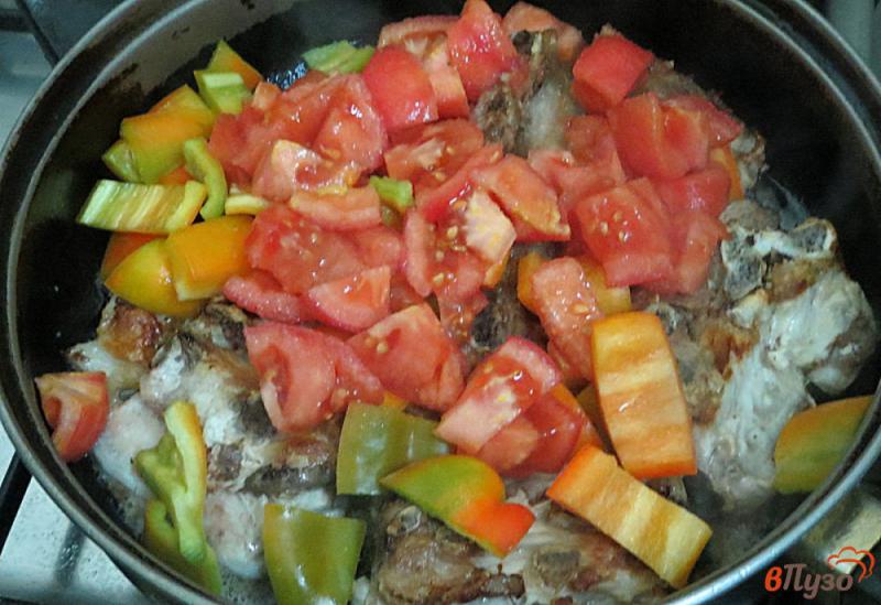 Фото приготовление рецепта: Свиные рёбра с овощами (на сковороде) шаг №9