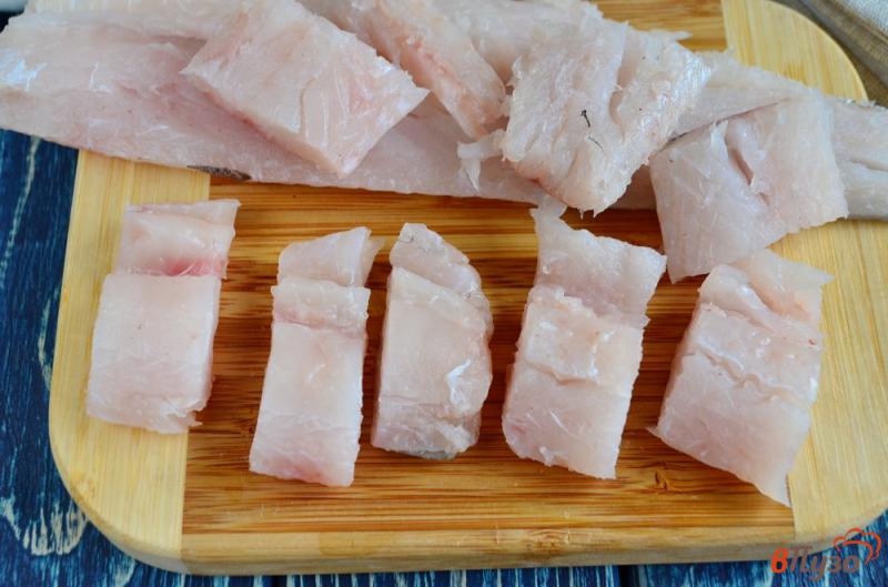 Фото приготовление рецепта: Горшочки с рыбой и солеными огурцами шаг №4