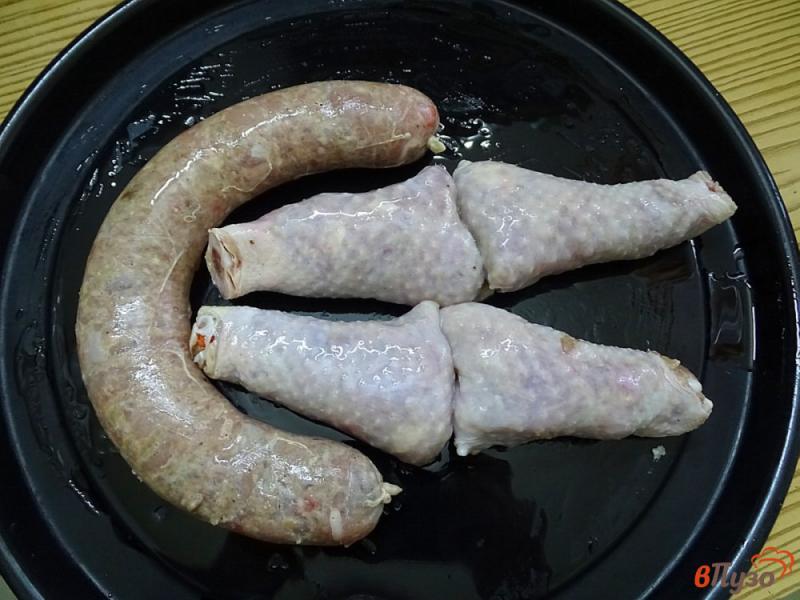 Фото приготовление рецепта: Куриные голени фаршированные. Колбаса. шаг №9