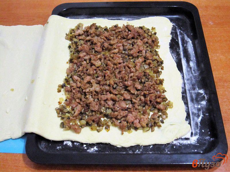 Фото приготовление рецепта: Слоеный пирог с фаршем и грибами шаг №7