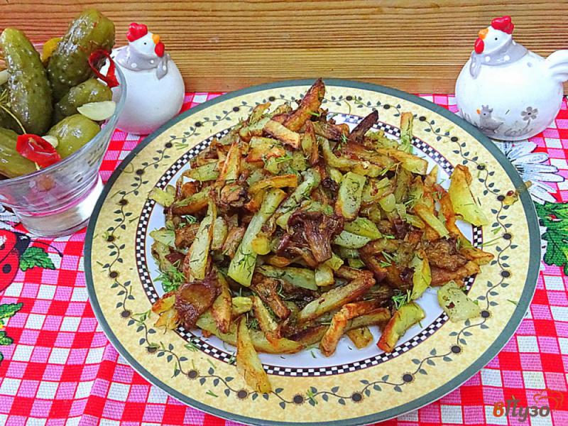 Фото приготовление рецепта: Жареная картошка с лесными грибами шаг №11