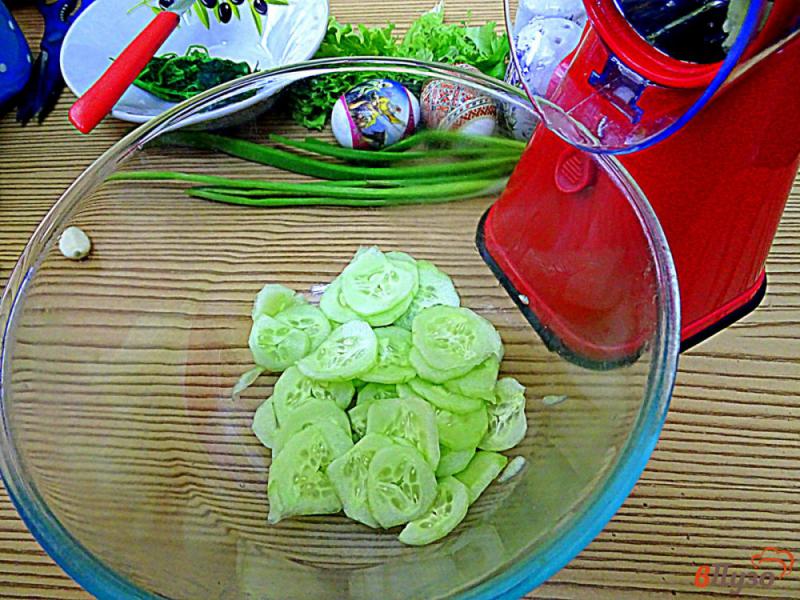 Фото приготовление рецепта: Салат с яйцом, огурцом и крапивой шаг №4