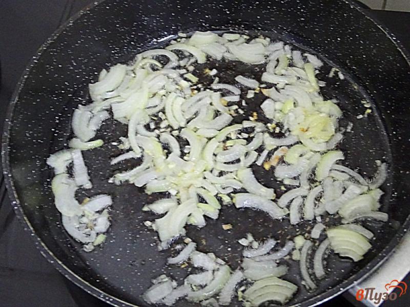 Фото приготовление рецепта: Куриная печень с грибами в сметанном соусе шаг №1
