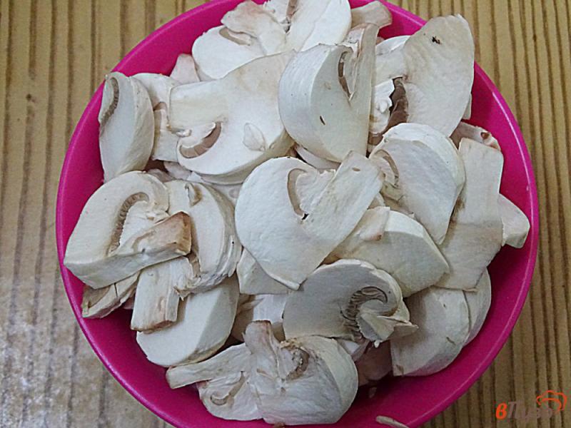 Фото приготовление рецепта: Куриная печень с грибами в сметанном соусе шаг №2