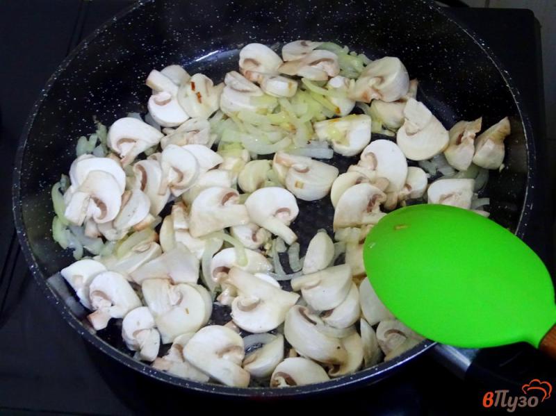 Фото приготовление рецепта: Куриная печень с грибами в сметанном соусе шаг №4