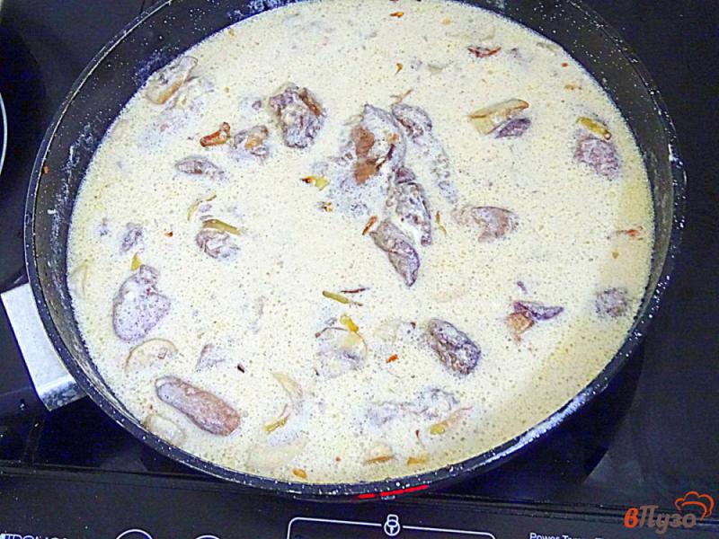 Фото приготовление рецепта: Куриная печень с грибами в сметанном соусе шаг №10