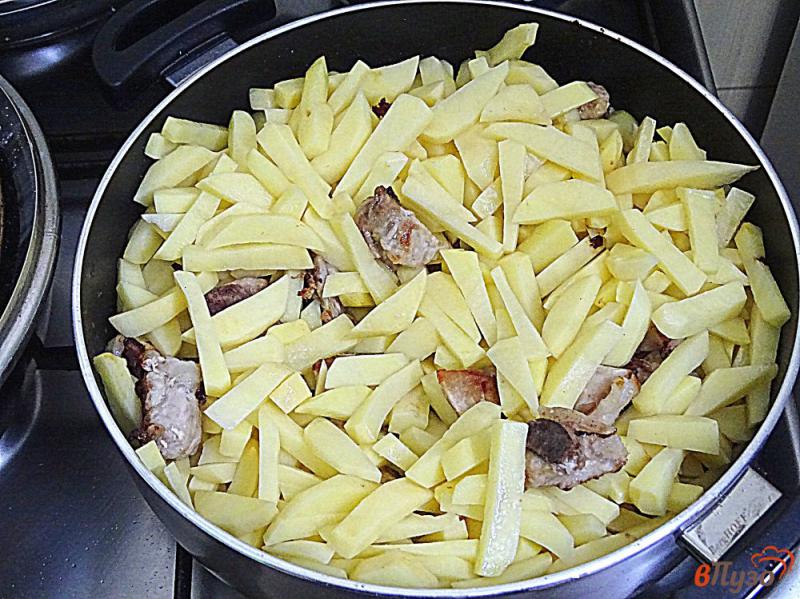 Фото приготовление рецепта: Картофель жареный со свининой шаг №8