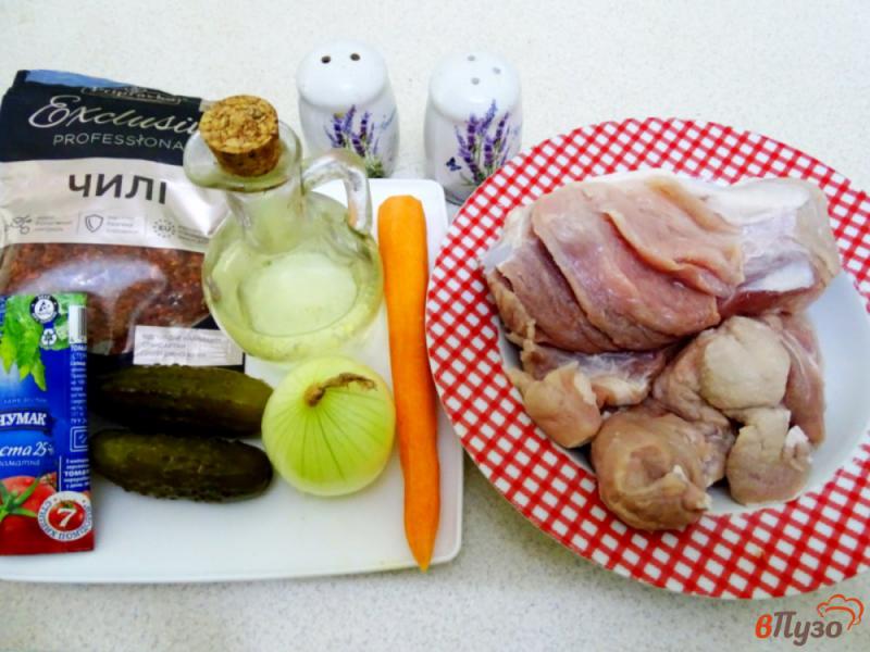 Фото приготовление рецепта: Свинина тушёная с солёными огурцами шаг №1