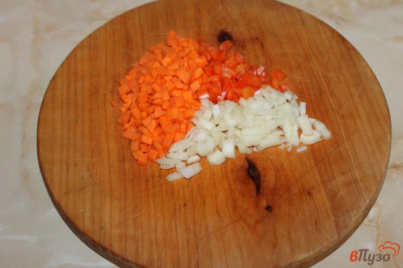 Фото приготовление рецепта: Суп с колбасой и вермишелью на бульоне шаг №3