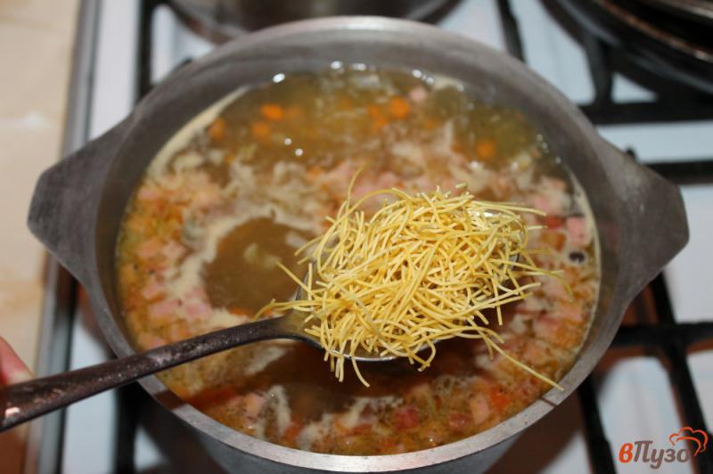 Фото приготовление рецепта: Суп с колбасой и вермишелью на бульоне шаг №7