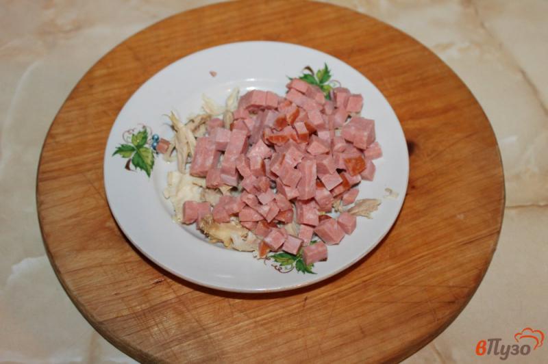Фото приготовление рецепта: Суп с колбасой и вермишелью на бульоне шаг №4