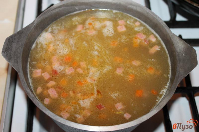 Фото приготовление рецепта: Суп с колбасой и вермишелью на бульоне шаг №6