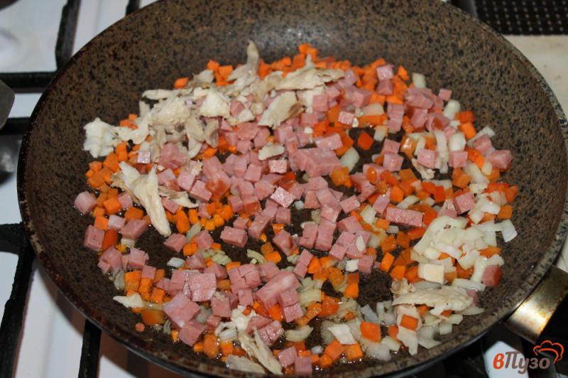 Фото приготовление рецепта: Суп с колбасой и вермишелью на бульоне шаг №5