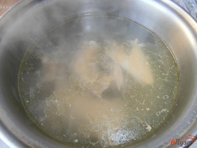 Фото приготовление рецепта: Суп с курицей и манной крупой шаг №1