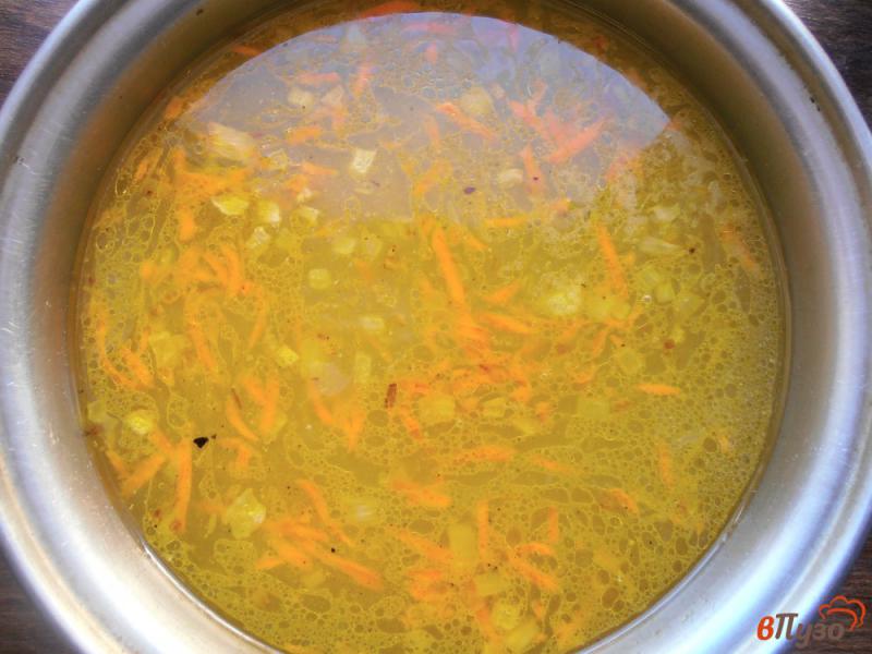 Фото приготовление рецепта: Суп с курицей и манной крупой шаг №4