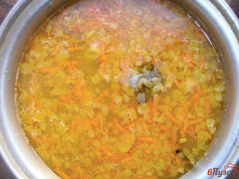 Фото приготовление рецепта: Суп с курицей и манной крупой шаг №5