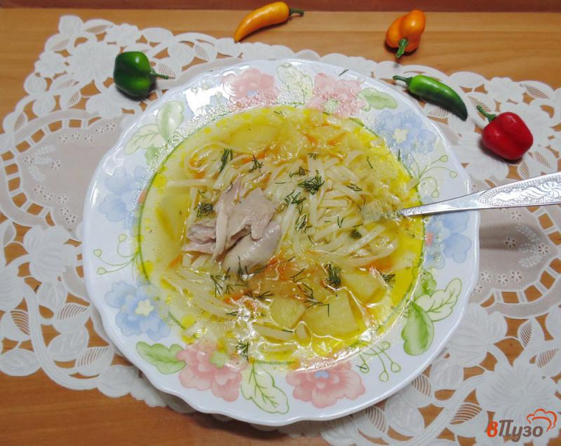 Фото приготовление рецепта: Куриный суп с лапшой удон шаг №8