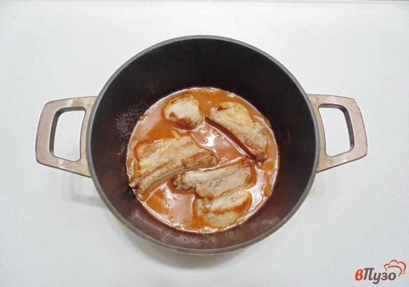 Фото приготовление рецепта: Свиные ребрышки в соево-томатном соусе шаг №5