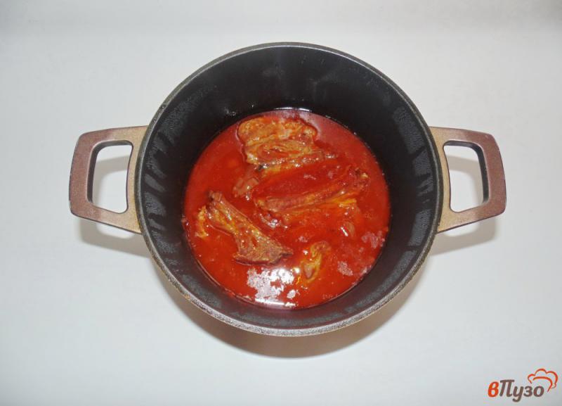 Фото приготовление рецепта: Свиные ребрышки в соево-томатном соусе шаг №6