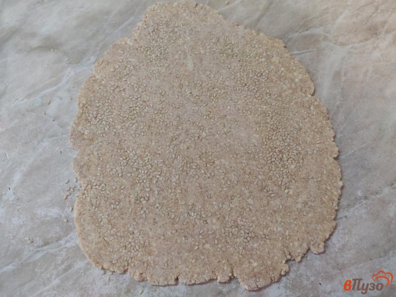 Фото приготовление рецепта: Соленое творожное печенье с кунжутом шаг №7