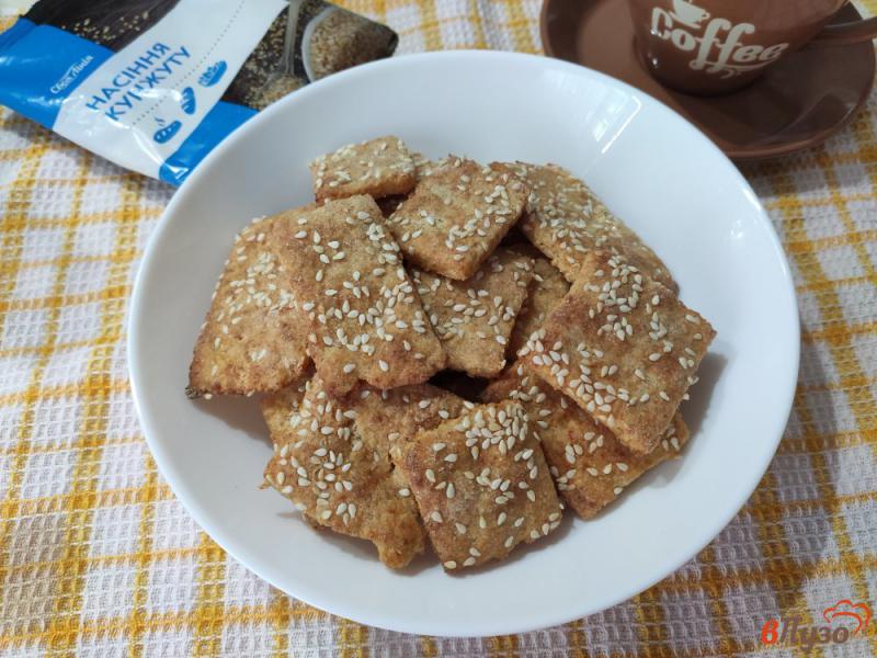 Фото приготовление рецепта: Соленое творожное печенье с кунжутом шаг №11