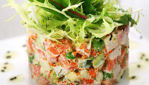 фото рецепта: Салат с лососем, икрой и рукколой