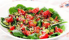 фото рецепта: Салат из шпината, помидор и пармезана