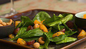 фото рецепта: Салат с апельсинами, шпинатом и кешью