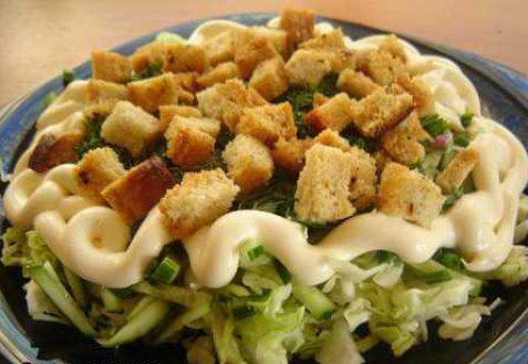 фото рецепта: Зеленый салат с чесночными гренками