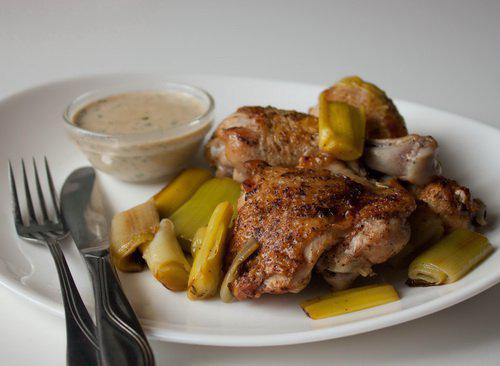 фото рецепта: Курица с луком-пореем и сметанным соусом