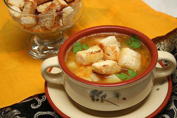 фото рецепта: Гороховый суп с копченостями и гренками